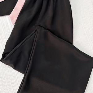 Ensemble de pyjama en soie glacée avec pantalon large noir et détails roses à la taille