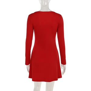 Vue arrière d'une robe rouge ajustée à manches longues sur un mannequin transparent