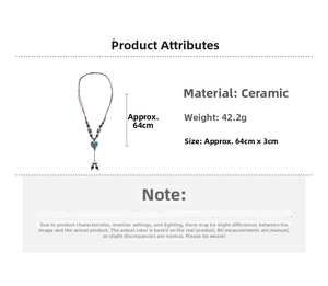 Détail du collier en céramique montrant 64cm de longueur et 3cm pour le pendentif cœur