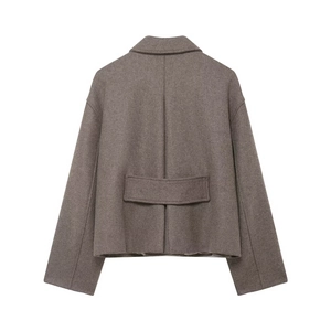 Kurzer Damen-Wollmantel in Braun mit elegantem Taillenriegel hinten in Mokka-Farbe
