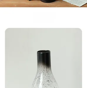 Dettaglio di un moderno vaso di vetro nero con finitura sfumata ed elegante effetto spray