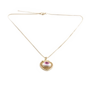 Vue détaillée du collier pendentif cœur doré orné d'un œil de démon rose au centre