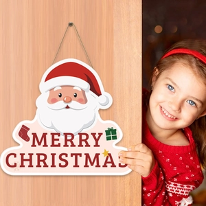 Weihnachtstürschild aus Holz mit Weihnachtsmann und lächelndem Mädchen im Hintergrund