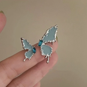Boucles d'oreilles papillon bleues argentées avec élégants glands en métal