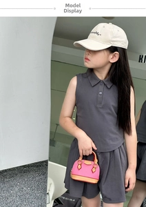 Detailansicht von ärmellosem Polo-Top und Shorts-Set für Mädchen aus Baumwollstoff