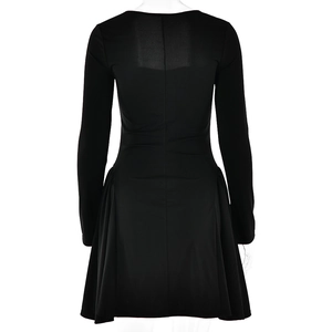 Vue détaillée du dos d'une robe noire à manches longues plissée avec une coupe ligne A
