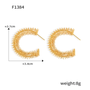 Vue détaillée de boucles d'oreilles créoles C torsadées dorées, 3,7 cm x 3,4 cm