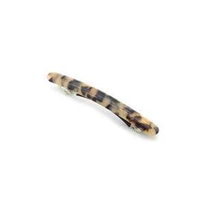 Detail shot of the tortoise shell hair clip with spring closure on a white background