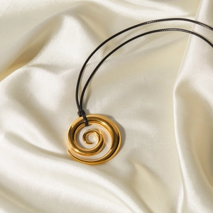 Vue détaillée d'un pendentif spirale en acier inoxydable plaqué or 18k sur cordon noir