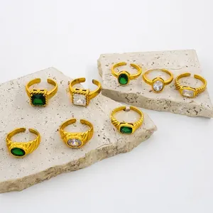 Bagues en acier doré avec zircons verts et blancs aux textures et designs variés