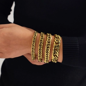 Confronto tra quattro larghezze di bracciali a catena cubana dorati da uomo su modello