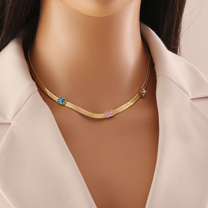 Collier chaîne serpent dorée avec trois zircons rectangulaires de couleurs