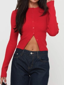 Gros plan d'un gilet rouge en maille côtelée avec boutons et manches longues sur un mannequin