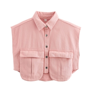Vue détaillée du gilet en jean rose montrant le col polo et la texture du tissu en S