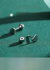 Macro shot of S925 sterling silver heart studs with screw-back and clear hallmarks