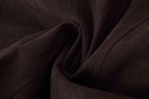 Vue détaillée de la texture du daim marron foncé avec une surface en fibres douces