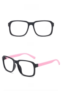 Détail de la monture de lunettes carrée noire mate avec branches roses en deux vues