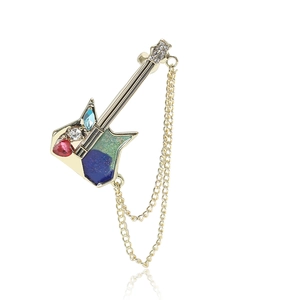 Broche guitare en émail multicolore avec strass brillants et détails de chaîne dorée