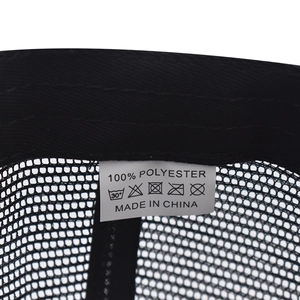 Innendetails einer atmungsaktiven Mesh-Basecap mit Pflegeetikett und 100% Polyestergewebe