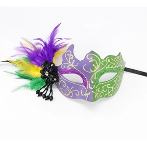 Détail du masque de mascarade avec des vignes pailletées violettes et vertes