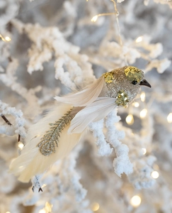 Detalle de un pájaro decorativo brillante con plumas en una rama de árbol de Navidad
