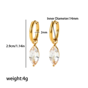 Détail de créoles dorées avec zircon marquise, montrant 2,9 cm de long et 4 g de poids