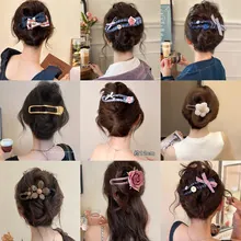 Collage van diverse dopamine-haarspelden met denim strikken en bloemige eendenbekclips