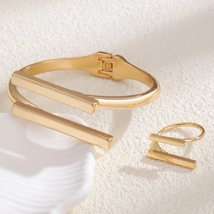 Parure de bijoux géométriques dorés avec bracelet jonc et bague ajustable ouverte