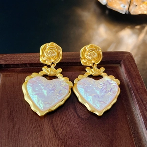 Macro de boucles d'oreilles cœur fleur dorées vintage avec éclat de résine irisée