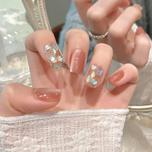 Glitzernde Jasmin Katzenauge Kunstnägel mit Muscheln und Strass auf weißer Spitze