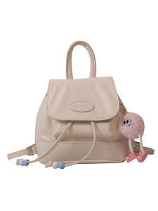 Mini zaino vintage color crema stile college con ciondolo in peluche rosa e chiusura a cordoncino