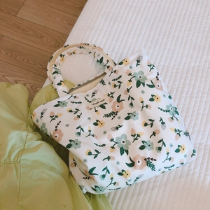 Sac fourre-tout en coton à fleurs avec étiquette simple wish sur fond matelassé