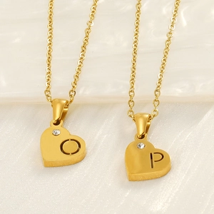 Collana con pendente a cuore in oro 18K con lettera cava e zirconi su sfondo di seta