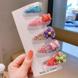 Detail of 5-piece cartoon hair clips with colorful glitter sequins and cute animal shapes