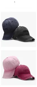 Détail de casquettes avec broderie 3D et bords effilochés en plusieurs coloris variés