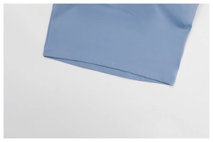Zoom détaillé sur l'ourlet bleu du haut de yoga avec couture à double aiguille soignée