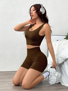 Dettaglio del set yoga senza cuciture a costine con trama elastica in marrone cioccolato
