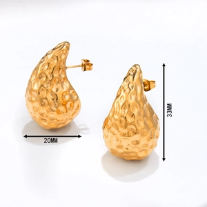 Edelstahl-Ohrringe in Tropfenform mit 18K Goldbeschichtung und gehämmerter Oberfläche