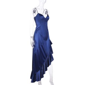 Détail d'une robe longue en satin bleu marine avec ourlet à volants et texture brillante