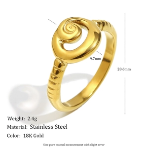 Detailansicht des 18K vergoldeten Edelstahl-Spiralrings mit präzisen Maßangaben am Bild