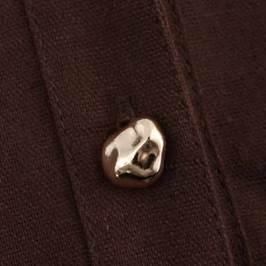Abito a camicia senza maniche in lino marrone scuro con tessuto strutturato e bottone d'oro