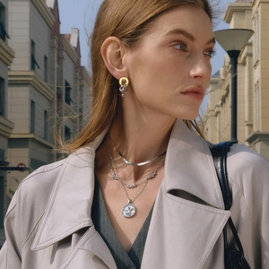 Collier à plusieurs rangs en acier avec pendentif ange et boucles d'oreilles à franges