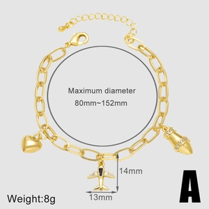 Dettaglio del bracciale a catena dorata con ciondoli a cuore e aereo e chiusura a moschettone