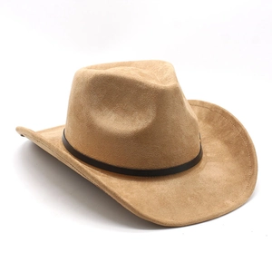 Détail du chapeau de cowboy en suédine kaki avec ruban en cuir fin sur fond blanc uni