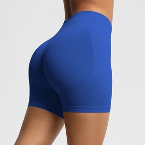 Détail du tissu tricoté sans couture à taille haute et effet push-up sur le short bleu roi