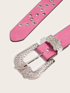 Dettaglio cintura in pelle rosa con fibbia a farfalla in strass argento e fori a stella