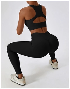 Détail de l'ensemble de yoga noir taille haute montrant l'élasticité lors des squats