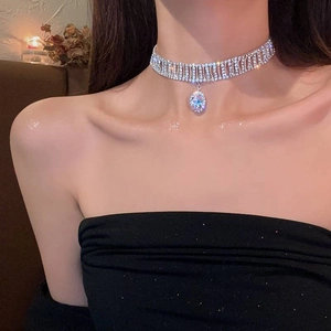 Ras du cou en strass argenté étincelant avec pendentif ovale pour soirée élégante