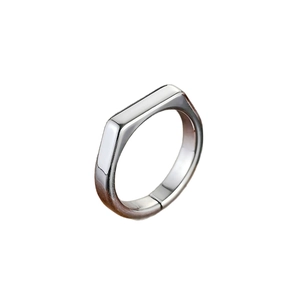 Minimalistischer Ring aus Titanstahl mit einer glatten rechteckigen Siegeloberfläche.