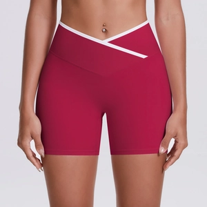 Détail du short de yoga à taille haute avec ceinture croisée en V blanc en bordeaux